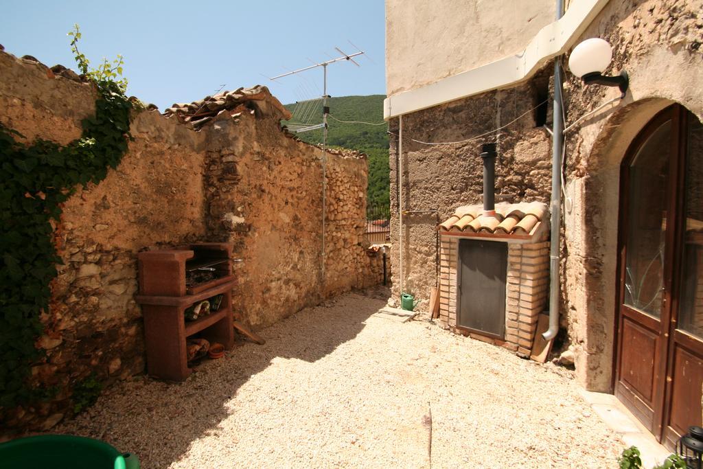 Sotto Il Castello Gagliano Aterno Exterior photo