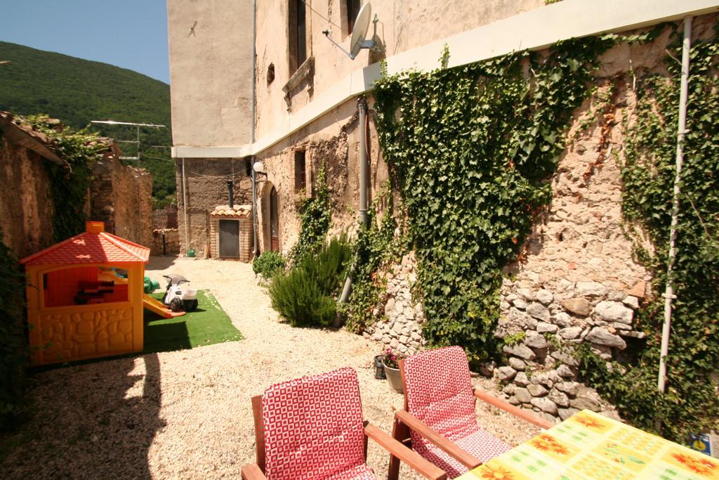 Sotto Il Castello Gagliano Aterno Exterior photo